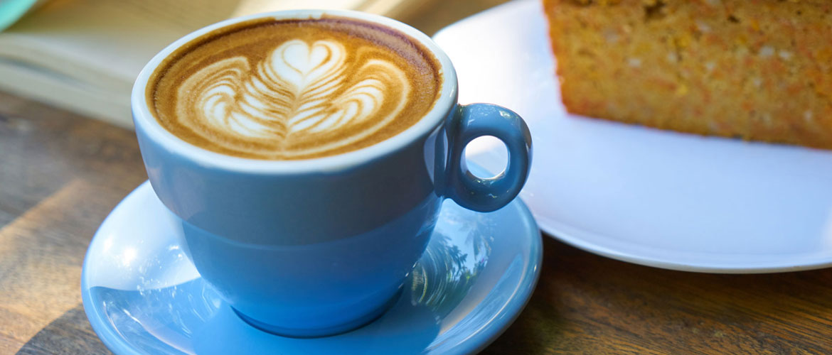 Waarom koffie anders smaakt in een blauw kopje